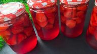 Zavařené jahody v sladkém nálevu