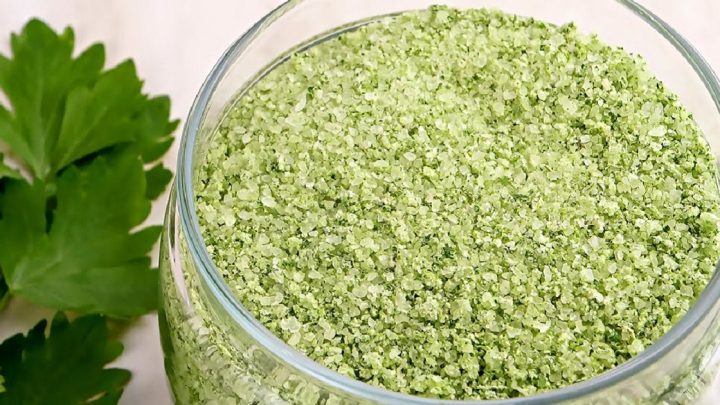 Bylinková sůl z libečku jen ze 2 ingrediencí Bylinková sůl z libečku jen ze 2 ingrediencí