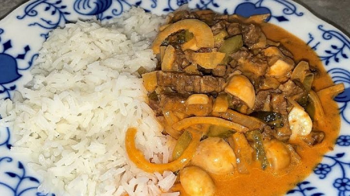 Hovězí Stroganoff s cibulí a žampiony Hovězí Stroganoff s cibulí a žampiony