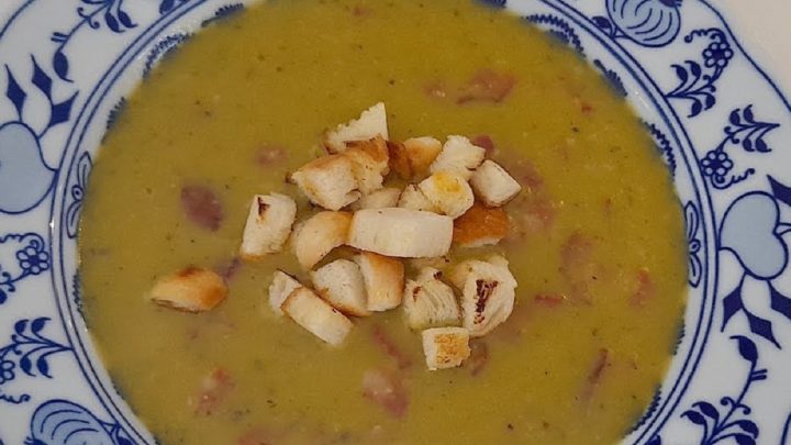 Hrachová polévka s klobásou a krutony Hrachová polévka s klobásou a krutony