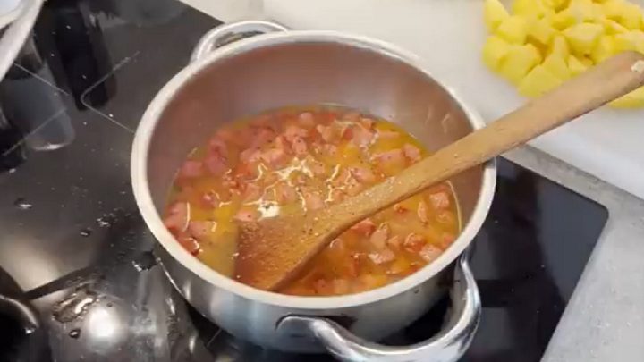 Kedlubnový guláš s klobásou a brambory