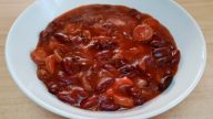 Kovbojské fazole s párkem a chilli