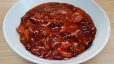 Kovbojské fazole s párkem a chilli