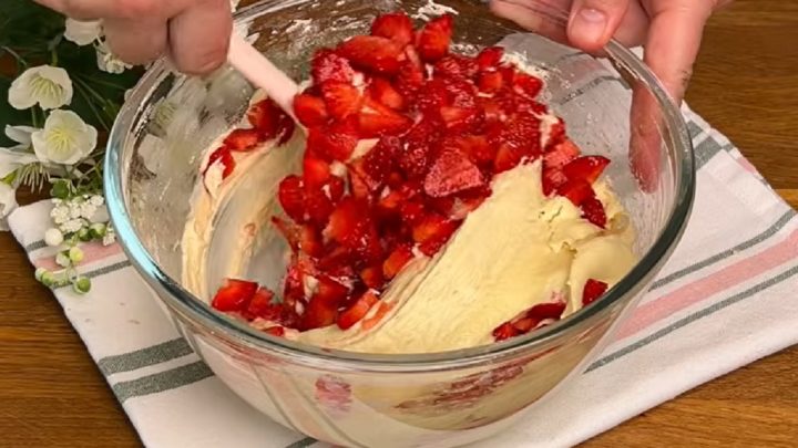 Rychlé jahodové muffiny s drobenkou