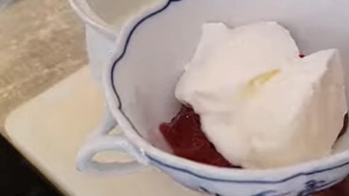 Domácí řecký jogurt jen ze 2 ingrediencí