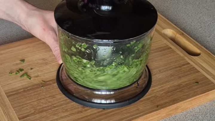 Pesto z jarní cibulky a petrželky