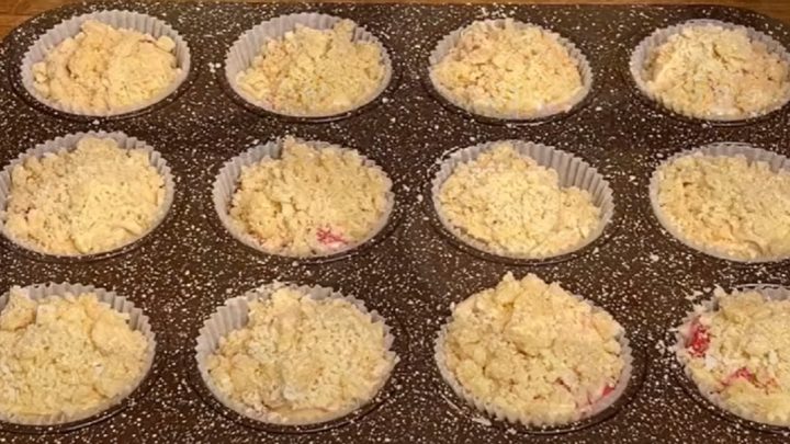Rychlé jahodové muffiny s drobenkou