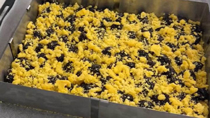 Rychlý třešňový koláč s drobenkou z těsta