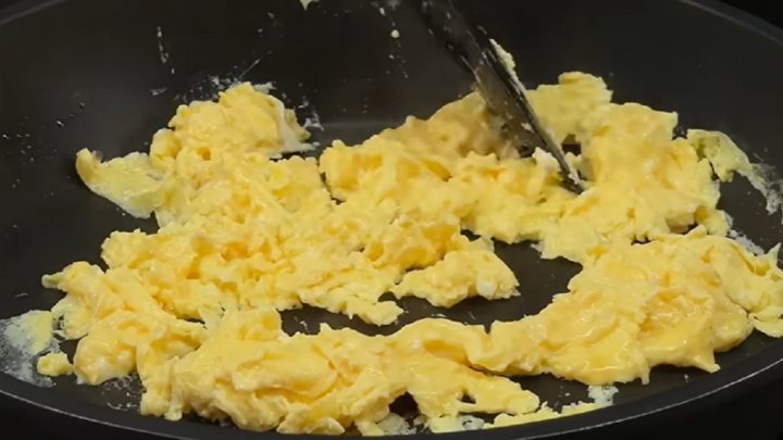 Smažená česneková rýže s vejci