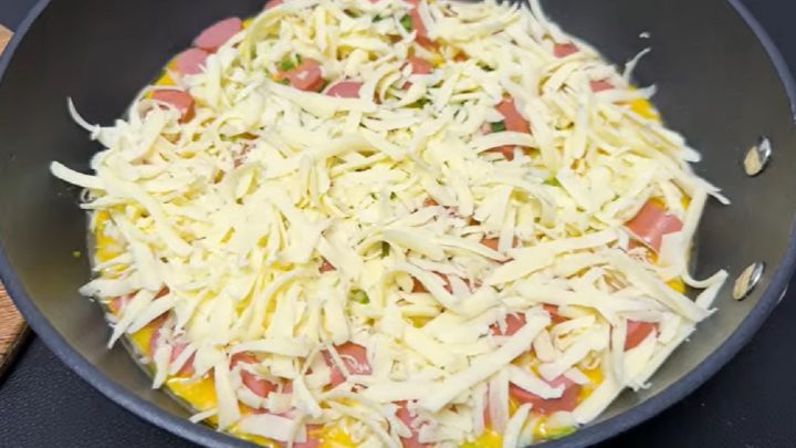 Vaječná omeleta s párkem a mozzarellou
