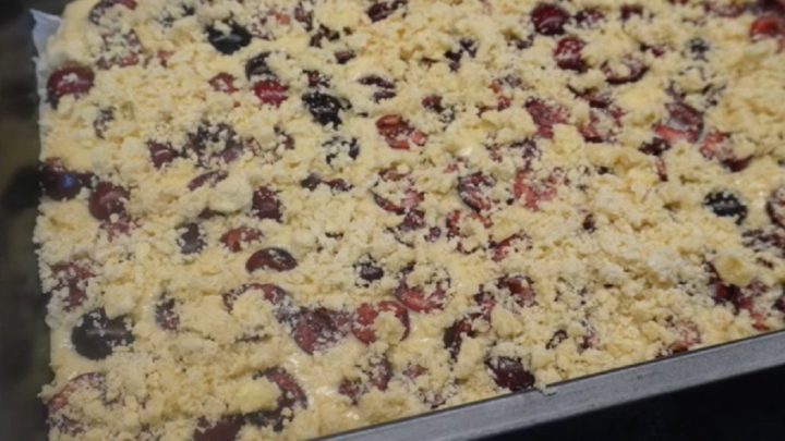 Rychlá třešňová bublanina s drobenkou