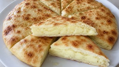 Plněné pita placky se sýrem a bramborovou náplní