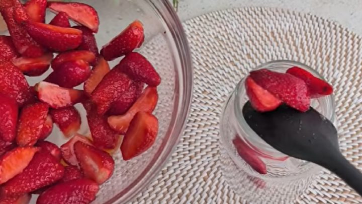 Fermentované jahody v soli jen ze 2 surovin