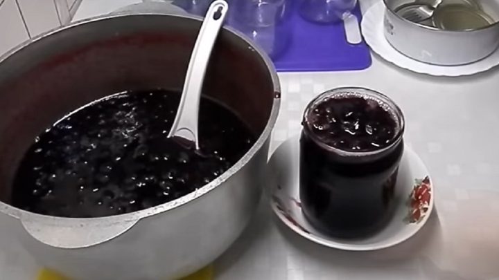Třešňový džem s kousky ovoce