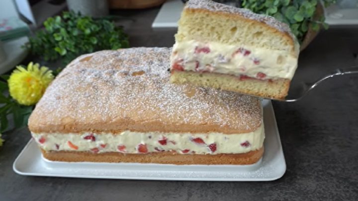 Šlehačkové řezy s jahodami a krémem