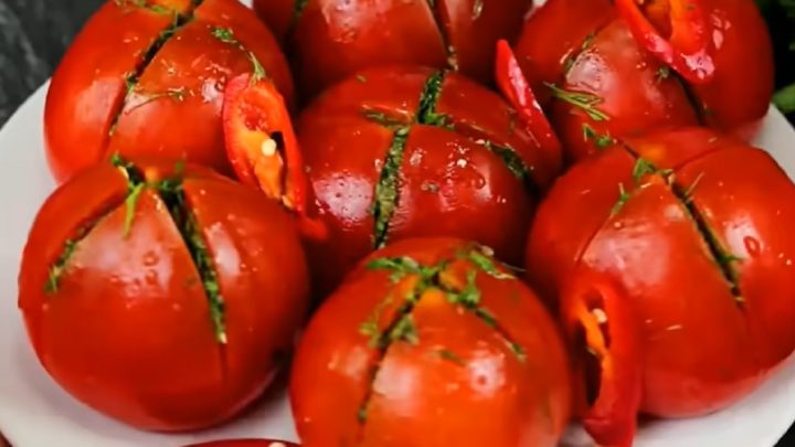 Jednoduchá rajčata s bylinkami a chilli