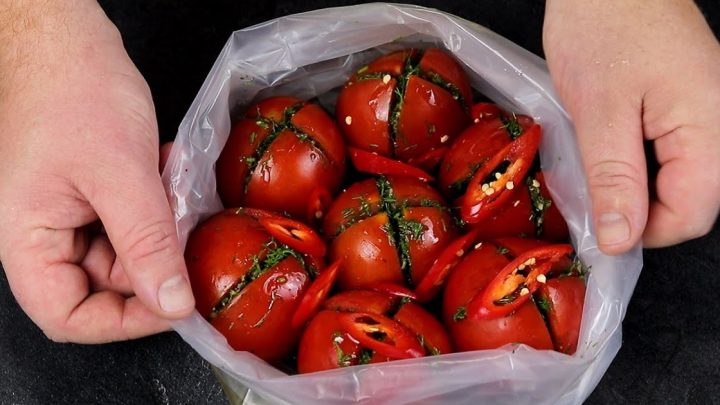 Jednoduchá rajčata s bylinkami a chilli