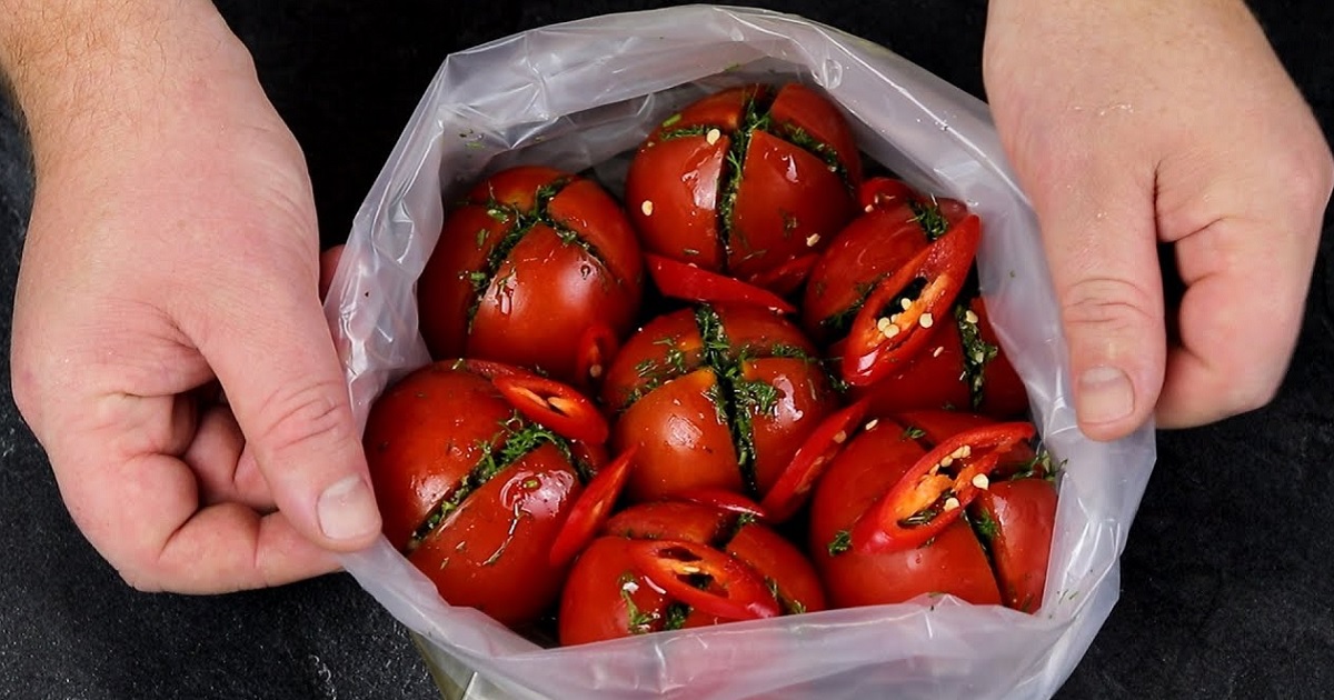 Jednoduchá rajčata s bylinkami a chilli