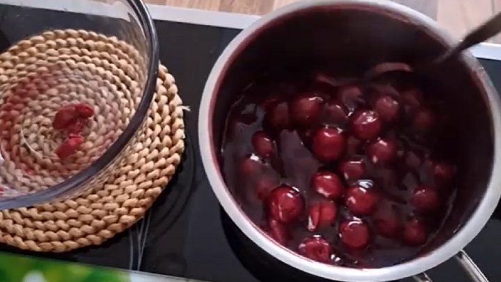 Třešňové želé s kousky ovoce a skořicí