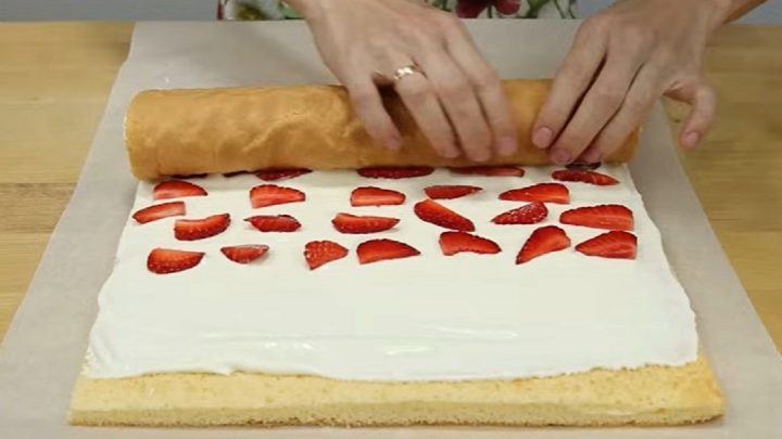 Jednoduchá jahodová roláda s krémem