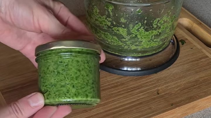 Pesto z jarní cibulky a petrželky