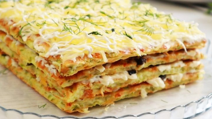 Slaný cuketový dort s houbami a koprem Slaný cuketový dort s houbami a koprem