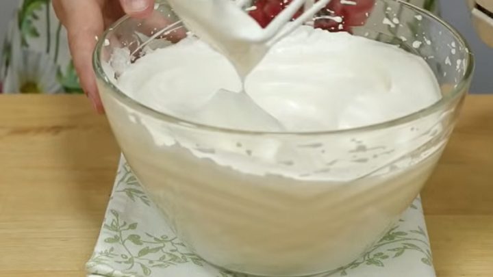 Jednoduchá jahodová roláda s krémem