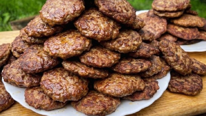 Rychlé játrové placičky s cibulí Rychlé játrové placičky s cibulí