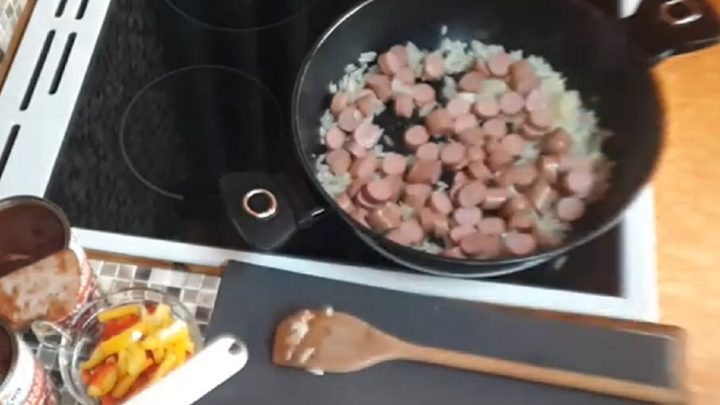 Kovbojské fazole s párkem a chilli