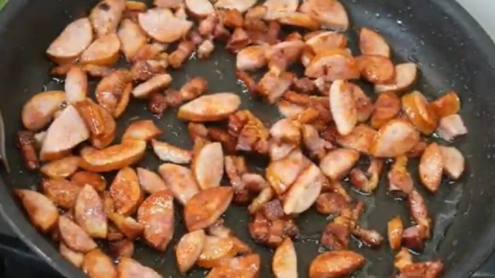 Bramboračka se slaninou a klobásou