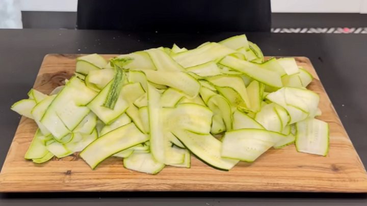 Cuketové lasagne se sýrem a bazalkou