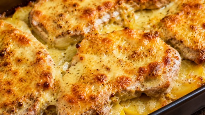 Šťavnaté vepřové kotlety na bramborách Šťavnaté vepřové kotlety na bramborách