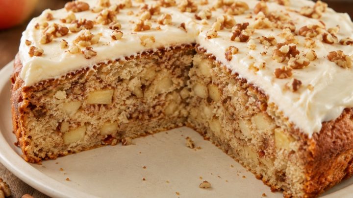 Šťavnatý jablečný koláč s mascarpone a ořechy Šťavnatý jablečný koláč s mascarpone a ořechy