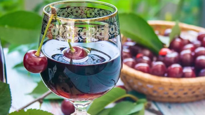 Třešňový likér s vodkou jen ze 3 ingrediencí Třešňový likér s vodkou jen ze 3 ingrediencí