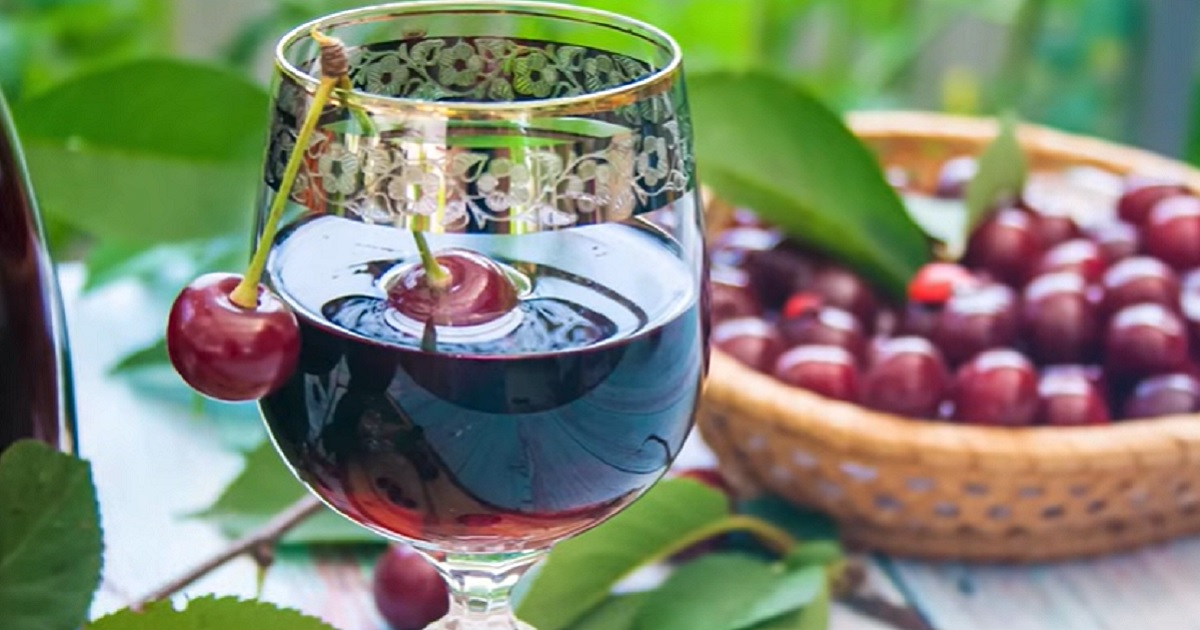 Třešňový likér s vodkou jen ze 3 ingrediencí