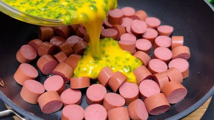 Vaječná omeleta s párkem a mozzarellou Vaječná omeleta s párkem a mozzarellou