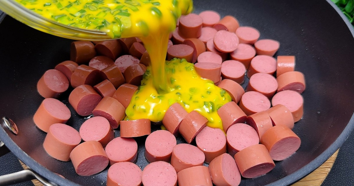 Vaječná omeleta s párkem a mozzarellou