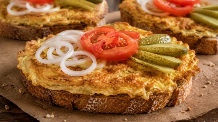 Vaječnice se strouhankou a cibulí s chlebem Vaječnice se strouhankou a cibulí s chlebem