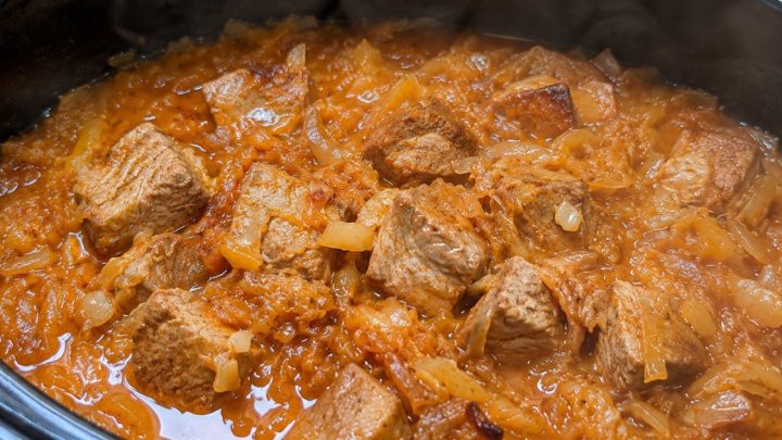 Venkovský guláš z krkovice na pekáči