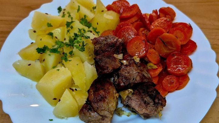 Vepřové s mrkví z remosky s rozmarýnem Vepřové s mrkví z remosky s rozmarýnem