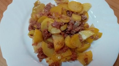 Zapečené brambory s vepřovou konzervou