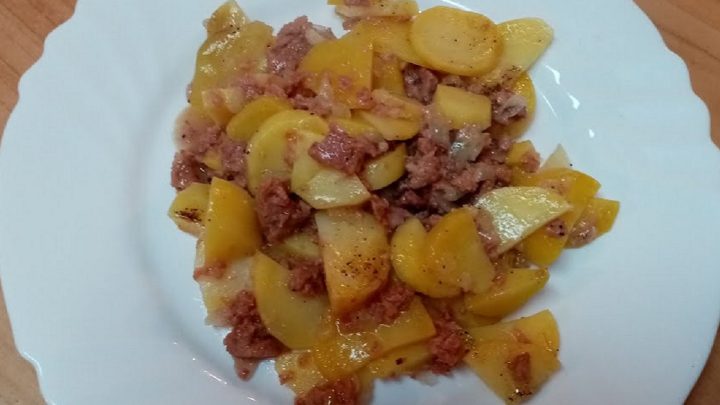 Zapečené brambory s vepřovou konzervou Zapečené brambory s vepřovou konzervou
