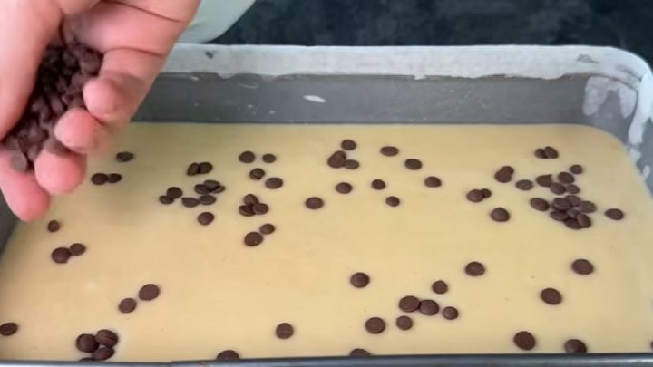 Bublanina s krémovou vrstvou a třešněmi