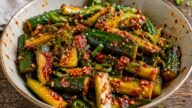 Asijský okurkový salát s chilli marinádou