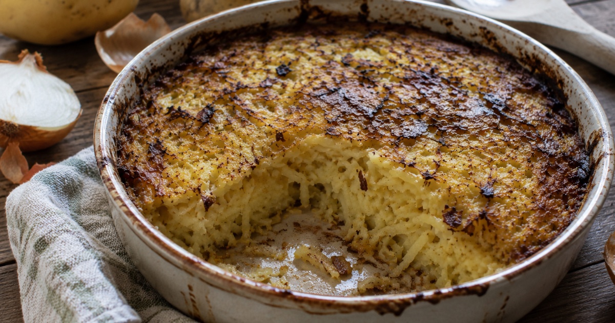 Židovský bramborový kugel s cibulí
