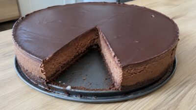 Čokoládový cheesecake s jemnou polevou