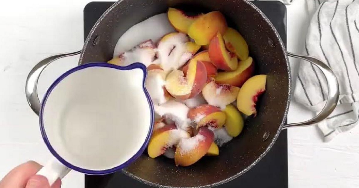 Domácí broskvový sirup jen ze 3 ingrediencí