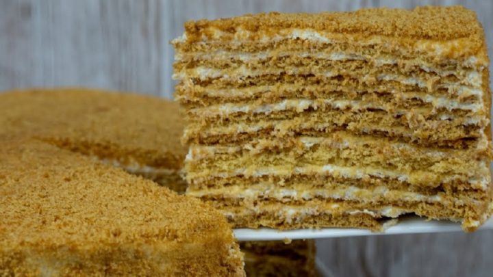 Domácí medovník se zakysanou smetanou Domácí medovník se zakysanou smetanou