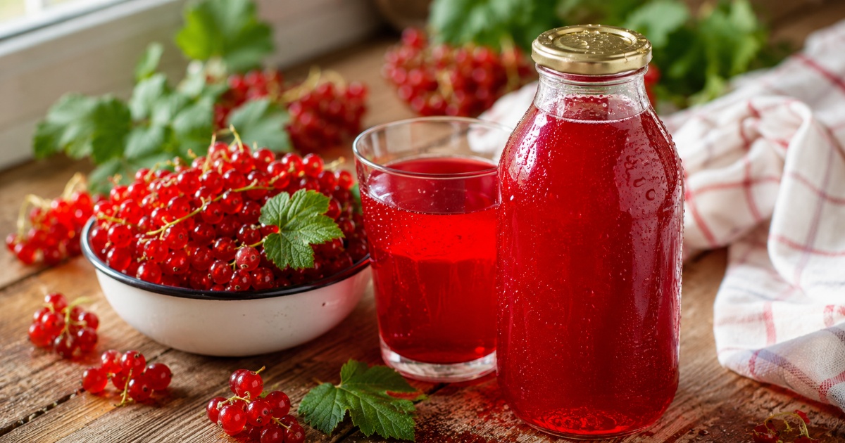 Domácí sirup z červeného rybízu