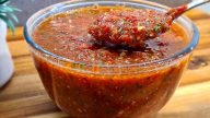 Domácí turecká chilli omáčka s paprikou